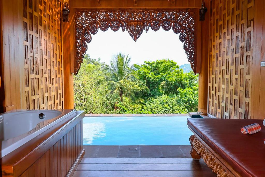 Der Swimmingpool an oder in der Nähe von Santhiya Koh Phangan Resort and Spa