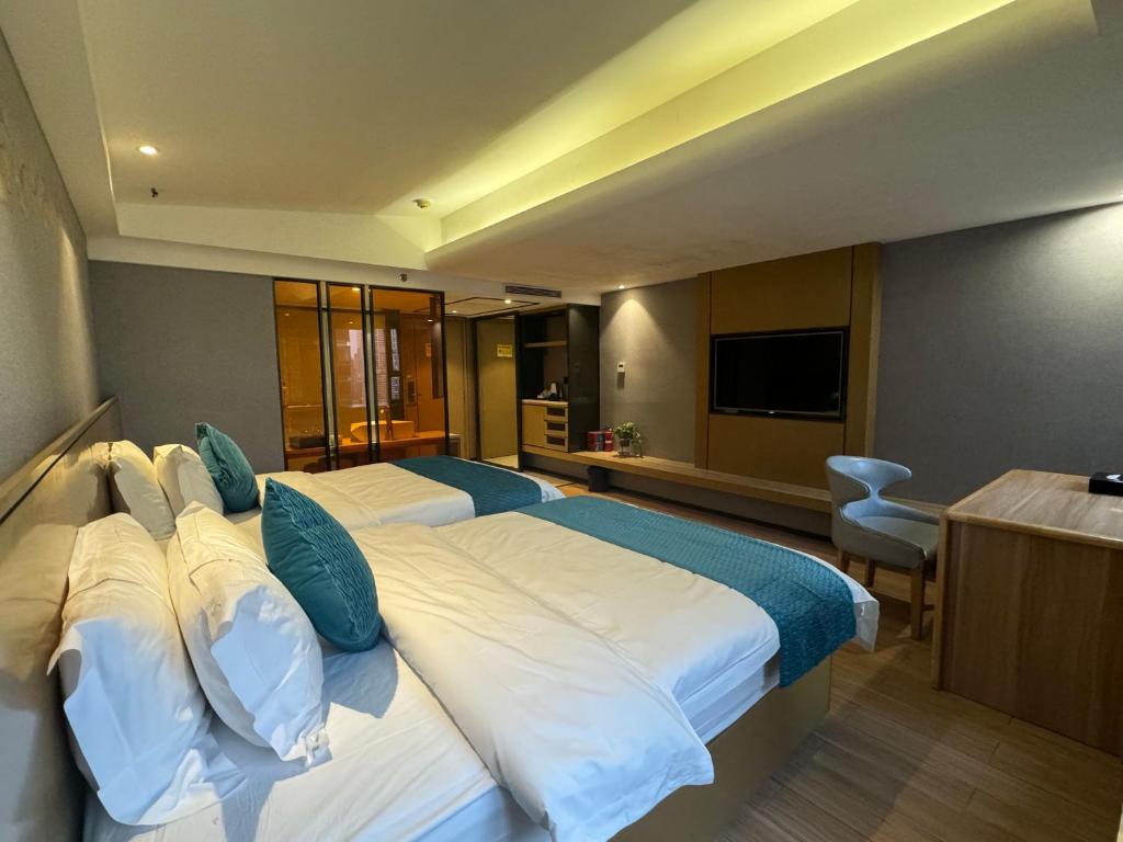 Postel nebo postele na pokoji v ubytování Orange Tree International Hotel Zhujiang New Town Huacheng Sqaure Branch - Free Shuttle Bus to Canton Fair Complex During Canton Fair Period