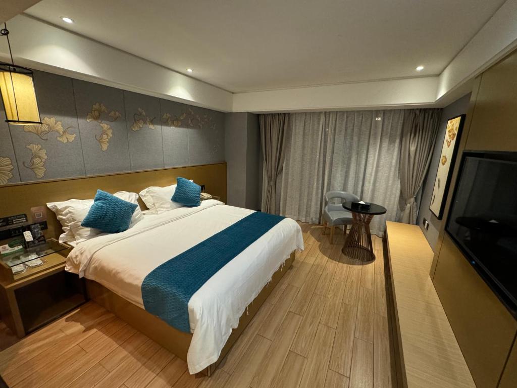 Postel nebo postele na pokoji v ubytování Orange Tree International Hotel Zhujiang New Town Huacheng Sqaure Branch - Free Shuttle Bus to Canton Fair Complex During Canton Fair Period