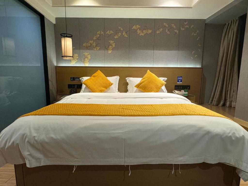 Postel nebo postele na pokoji v ubytování Orange Tree International Hotel Zhujiang New Town Huacheng Sqaure Branch - Free Shuttle Bus to Canton Fair Complex During Canton Fair Period