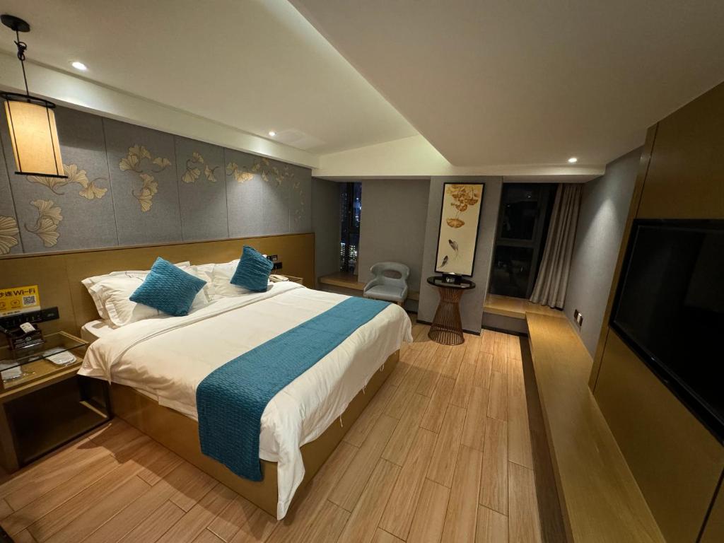 Postel nebo postele na pokoji v ubytování Orange Tree International Hotel Zhujiang New Town Huacheng Sqaure Branch - Free Shuttle Bus to Canton Fair Complex During Canton Fair Period