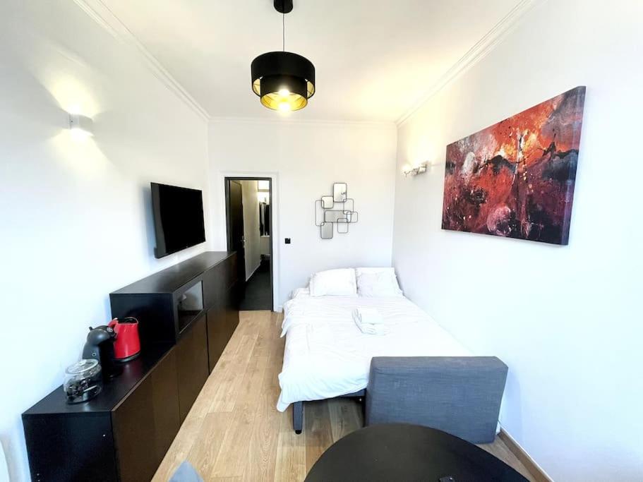 une chambre avec un lit et une télévision dans l'établissement Bercy Arena 2, à Paris