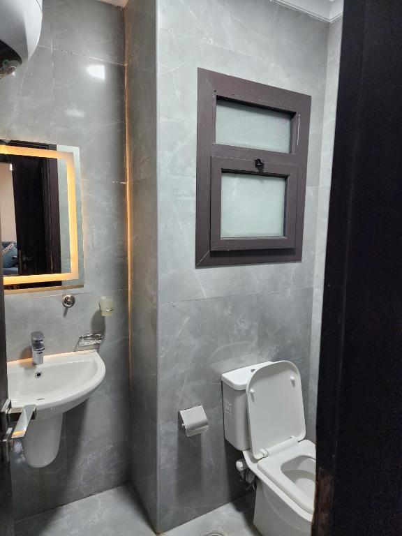 A bathroom at Porto said بورتوسعيد غرفتين وصاله للأسر فقط