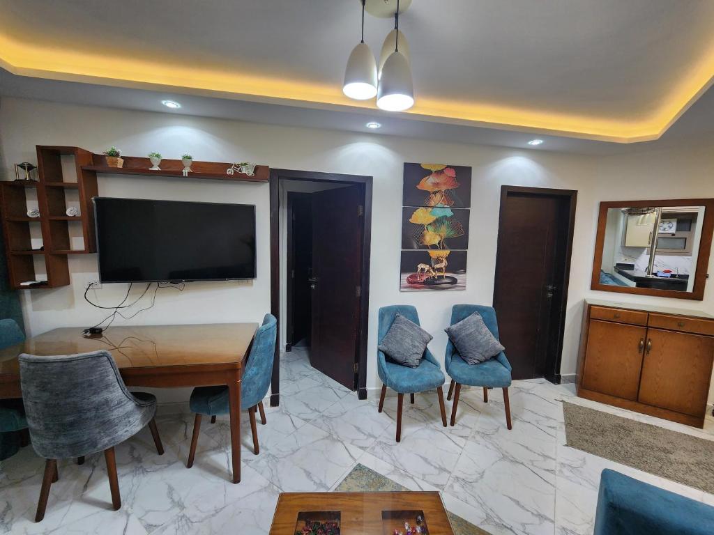 A television and/or entertainment centre at Porto said بورتوسعيد غرفتين وصاله للأسر فقط