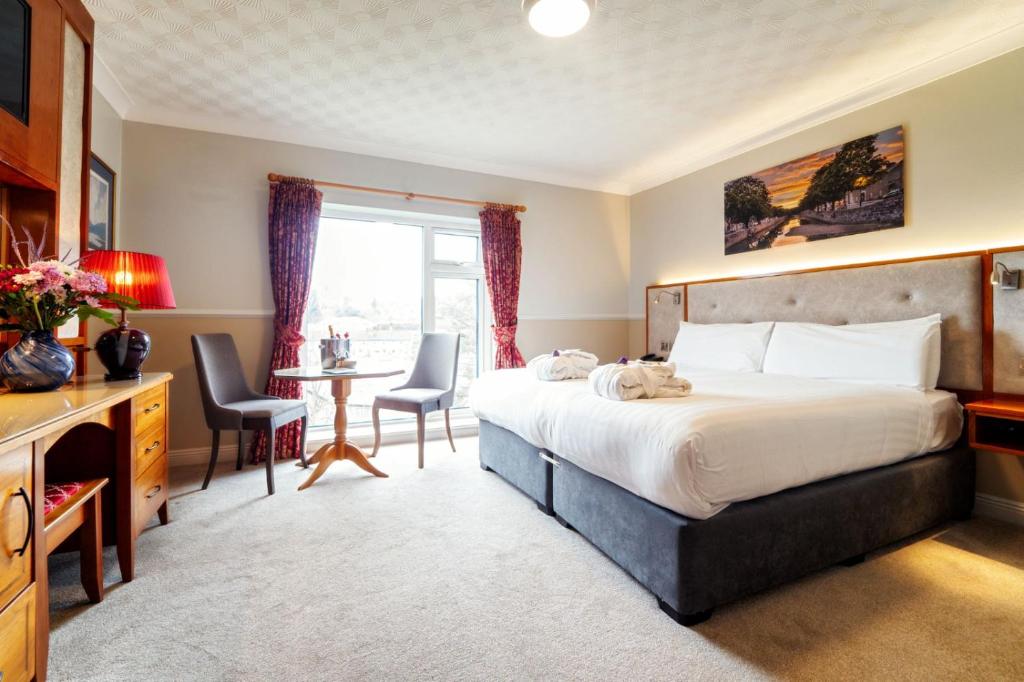 Postel nebo postele na pokoji v ubytování Clew Bay Hotel