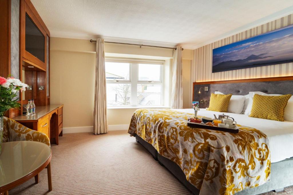 Postel nebo postele na pokoji v ubytování Clew Bay Hotel
