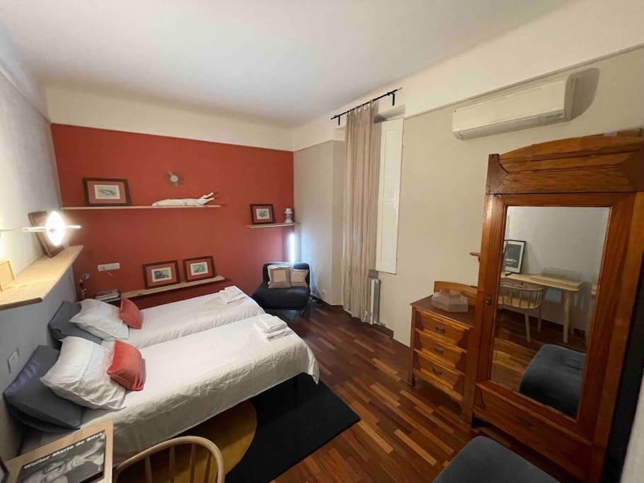 een slaapkamer met een bed en een bureau met een spiegel bij Città studi - Apartment in Milaan