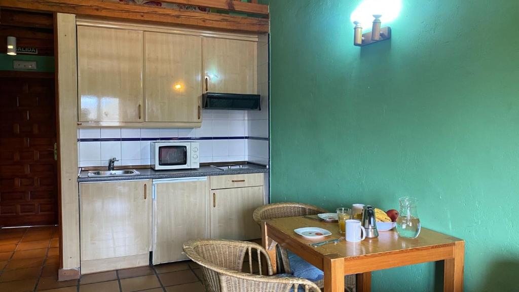 Una cocina o zona de cocina en Alojamientos La Dehesa