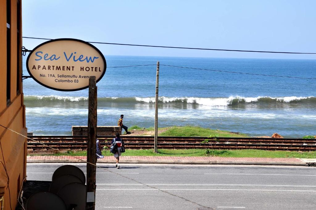 コロンボにあるSea View Hotelの海岸の海の景色を望む看板