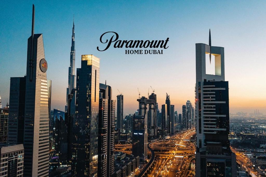 vistas a una gran ciudad con rascacielos en Paramount Home Midtown Apartments with Infinity Sky Pool, en Dubái