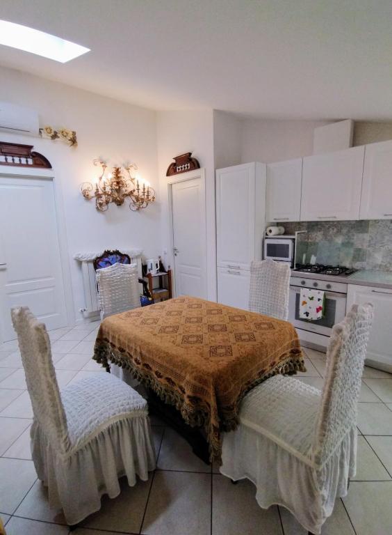 a kitchen with a table and chairs in a room at Mansarda di Masha in Villongo SantʼAlessandro