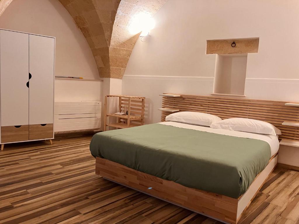 1 dormitorio con 1 cama grande en una habitación en La Stalla, en Gravina in Puglia