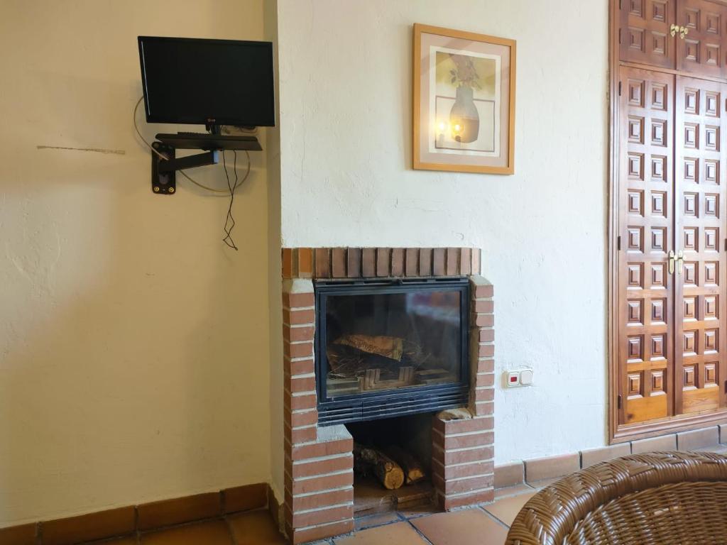 Una televisión o centro de entretenimiento en Alojamientos La Dehesa