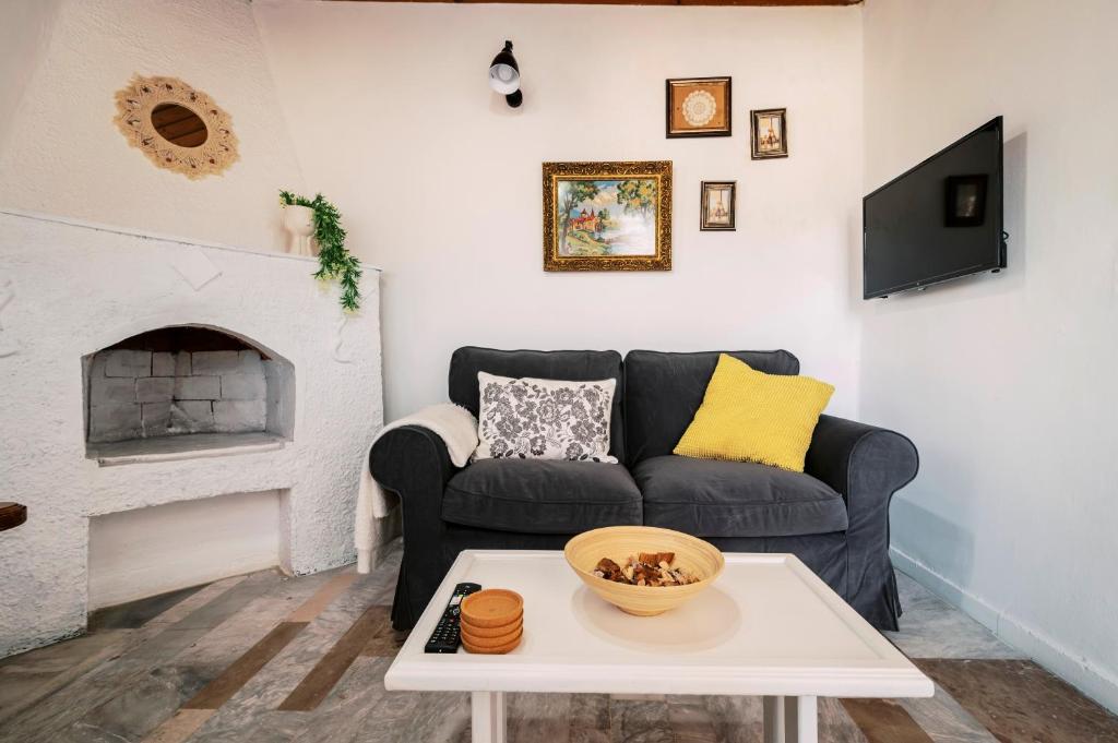 A seating area at Olympia's Cozy Guesthouse