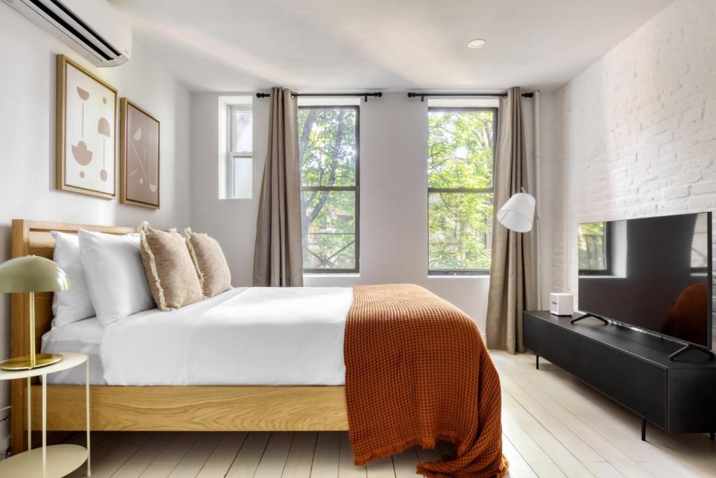 E Village Studio w WD nr Tompkins Sq Park NYC-878