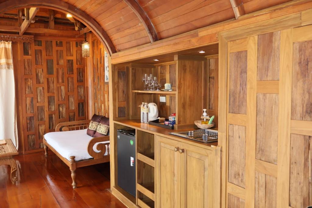 Ein Bett oder Betten in einem Zimmer der Unterkunft Santhiya Koh Phangan Resort and Spa