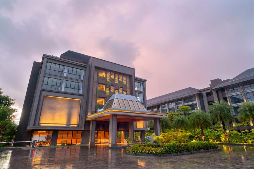 un edificio bajo la lluvia con un edificio en Lavaya Resort Nusa Dua Bali, en Nusa Dua