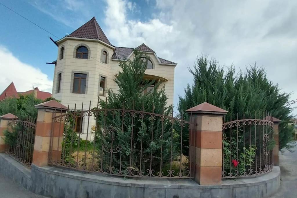 una casa vieja con una valla delante de ella en Сдается стильный особняк в Ереване! en Ereván