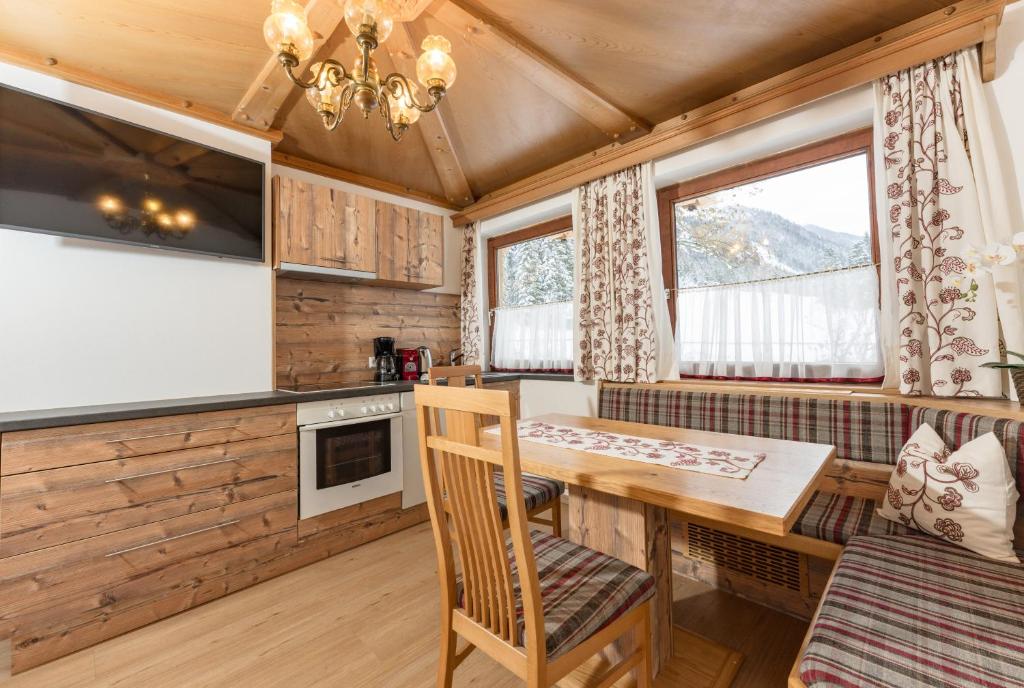 Kuchyňa alebo kuchynka v ubytovaní Winklhütte