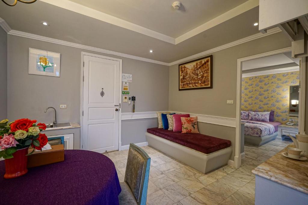 A sitting room with a built-in bench, round dining table and kitchenette-style counter.