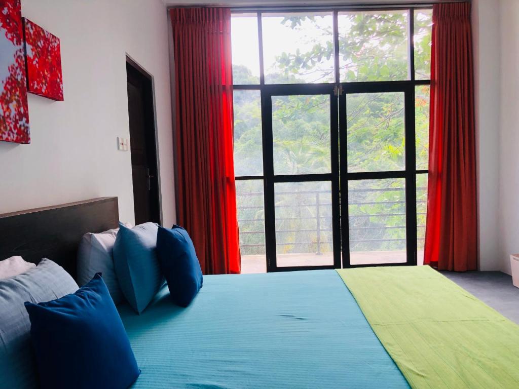 Postel nebo postele na pokoji v ubytování Red Letter Hotel
