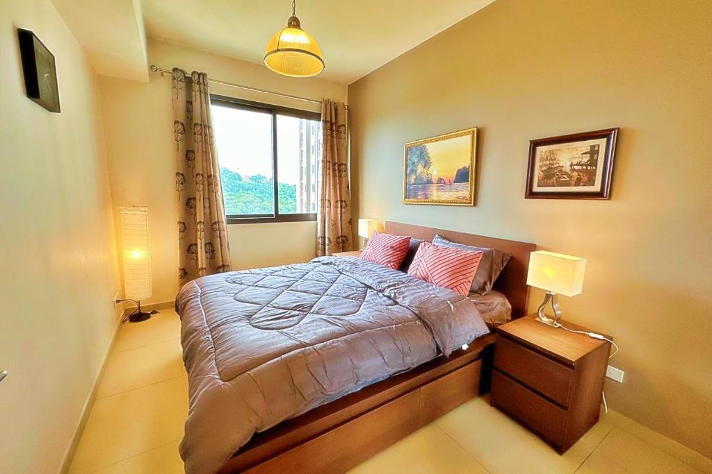 1 dormitorio con 1 cama grande y ventana en unixx city ​​center high floor amazing sea view24f en Pattaya South