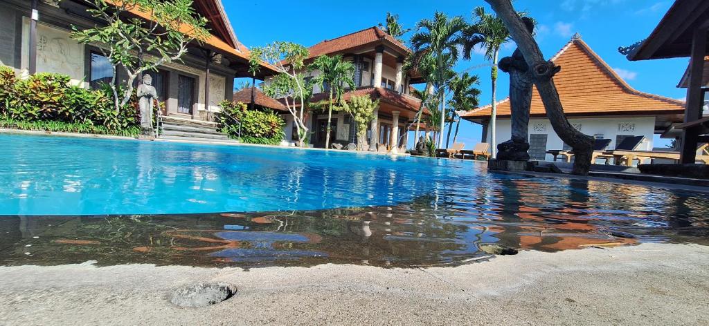 una piscina frente a una casa en Arbathu Villa,,, en Ubud