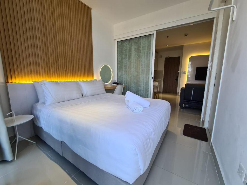 ein Schlafzimmer mit einem großen weißen Bett in einem Zimmer in der Unterkunft The Shore - JJ's Unit with City View in Kota Kinabalu