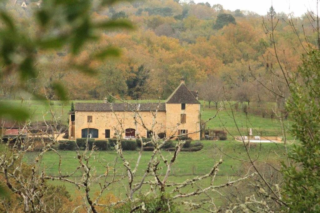 une vieille maison au milieu d'un champ dans l'établissement Le colombier/Piscine/Domme, à Domme