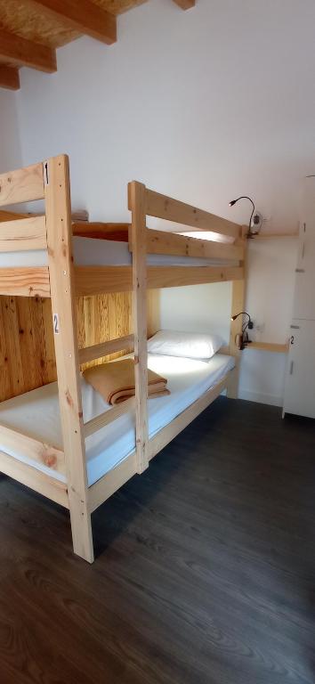 Palanda nebo palandy na pokoji v ubytování MyWay Albergue de Peregrinos