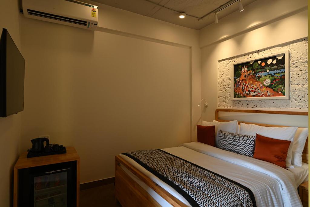 Postel nebo postele na pokoji v ubytování Bedzzz Xclusiv Morjim, Goa By Leisure Hotels
