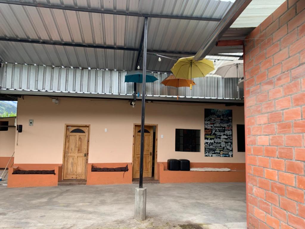 deux parapluies suspendus au plafond d'un bâtiment dans l'établissement Casa Campo Juive Grande, à Riobamba