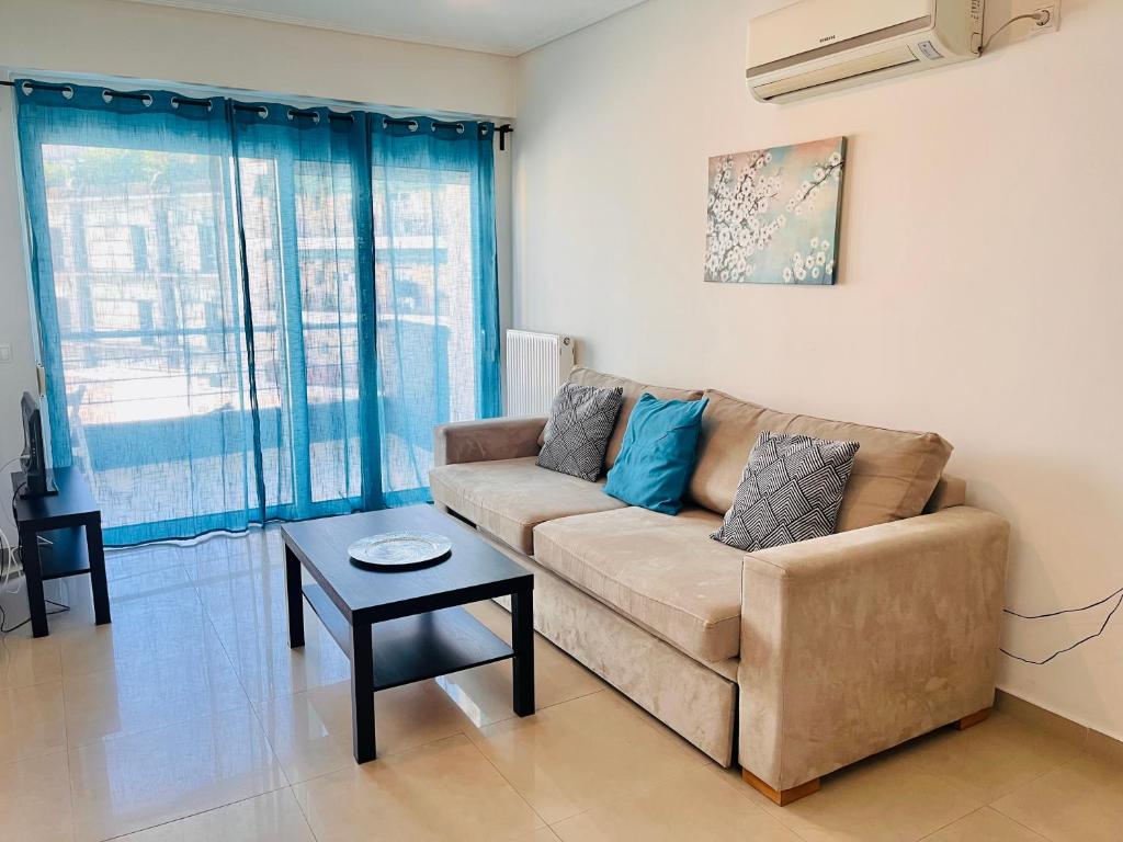 - un salon avec un canapé et une table dans l'établissement Elvita Apartments 2, à Athènes