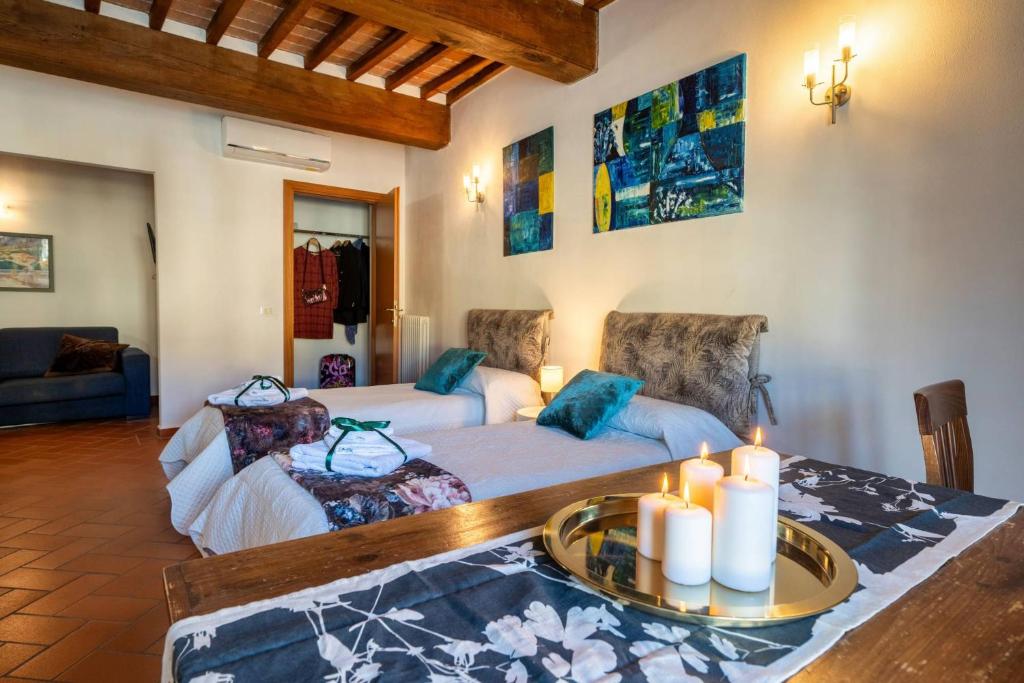 Sala de estar con 2 sofás y mesa en La Dimora nell'Anfiteatro Superior room and apartment Lift Air conditioning, en Lucca