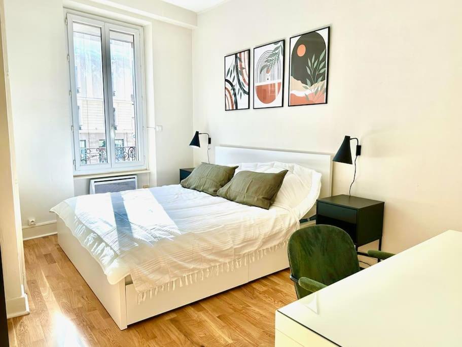 une chambre blanche avec un lit et une chaise dans l'établissement T2 - lit XL, proche Part-Dieu, self check-in, à Villeurbanne