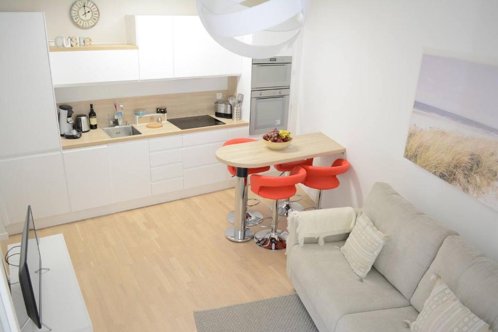 een woonkamer met een bank en een tafel bij Appartement Cosy et Plage in Nice