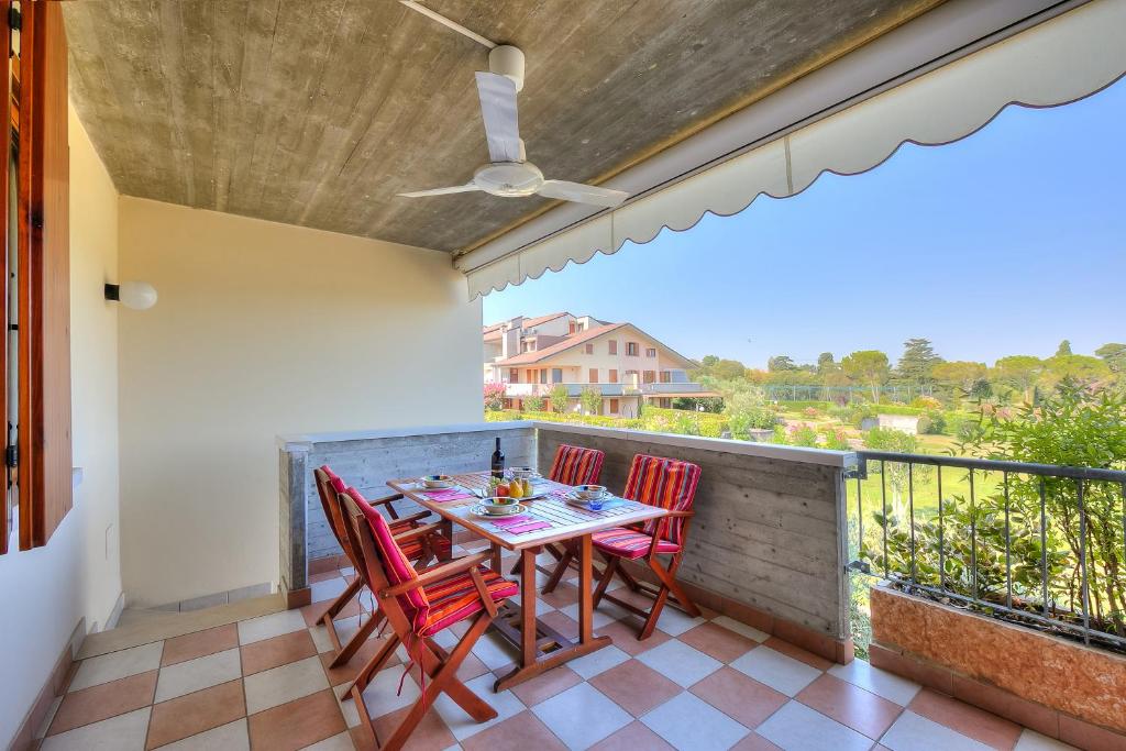 Balkon lub taras w obiekcie VistaLago Green Residence 100m From Lake - Happy Rentals