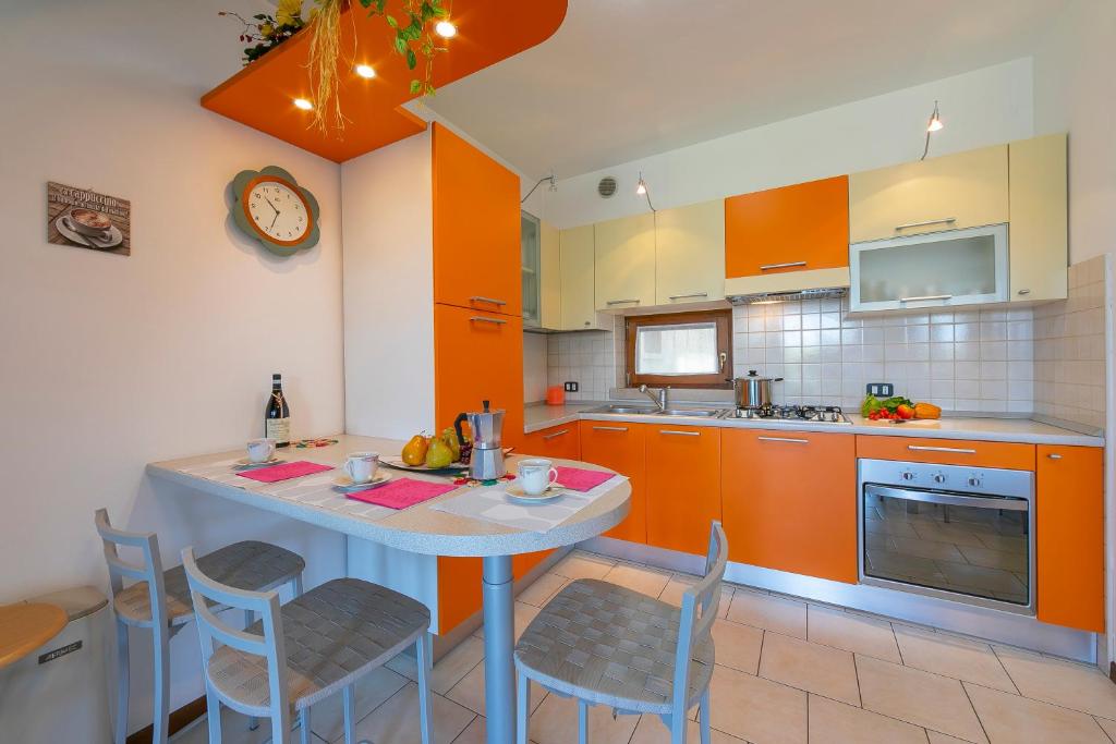 Kuchnia lub aneks kuchenny w obiekcie VistaLago Green Residence 100m From Lake - Happy Rentals
