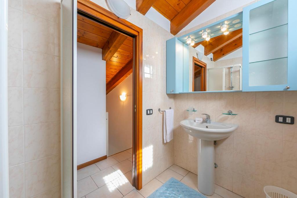 Łazienka w obiekcie VistaLago Green Residence 100m From Lake - Happy Rentals