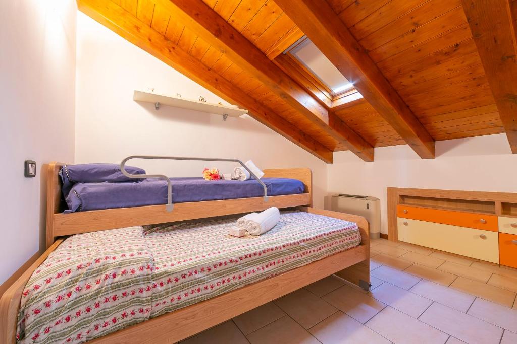 Łóżko lub łóżka w pokoju w obiekcie VistaLago Green Residence 100m From Lake - Happy Rentals