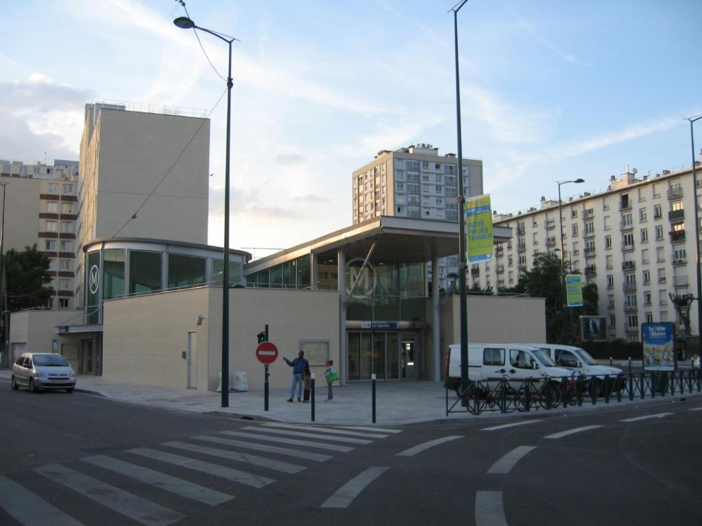 een straat met een gebouw met een zebrapad bij welcome you in Gennevilliers