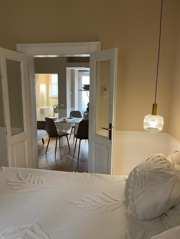 una camera da letto con un letto e una sala da pranzo di Un piccolo rifugio d’élite a Bergamo
