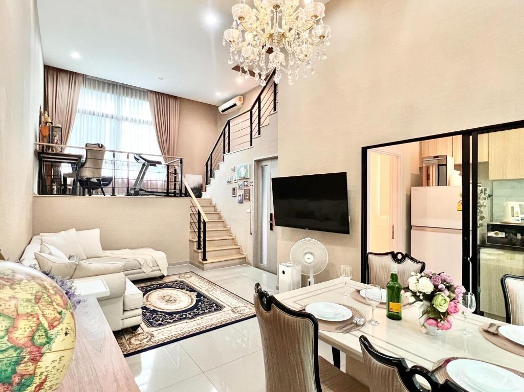 - un salon avec une table et une salle à manger dans l'établissement Free pick up / Stunning Luxury Family Home 3B3B, à Bangkok