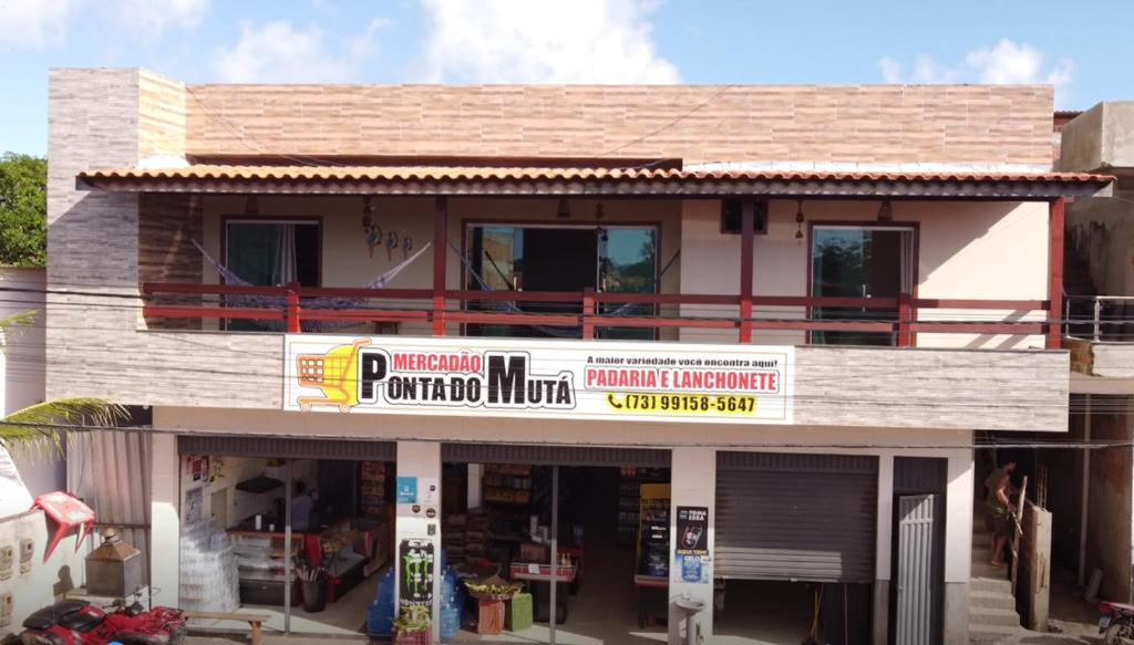 un bâtiment avec un magasin devant lui dans l'établissement Casa Brisa da Terra., à Barra Grande