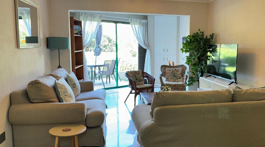 Posezení v ubytování 19 The Shades - Walk to the Beach and Village!