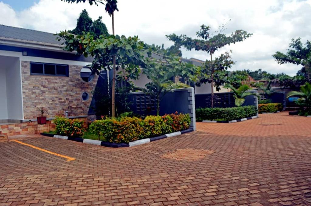 ein Parkplatz aus Ziegeln mit einem Haufen Pflanzen in der Unterkunft Serene Homes in Jinja