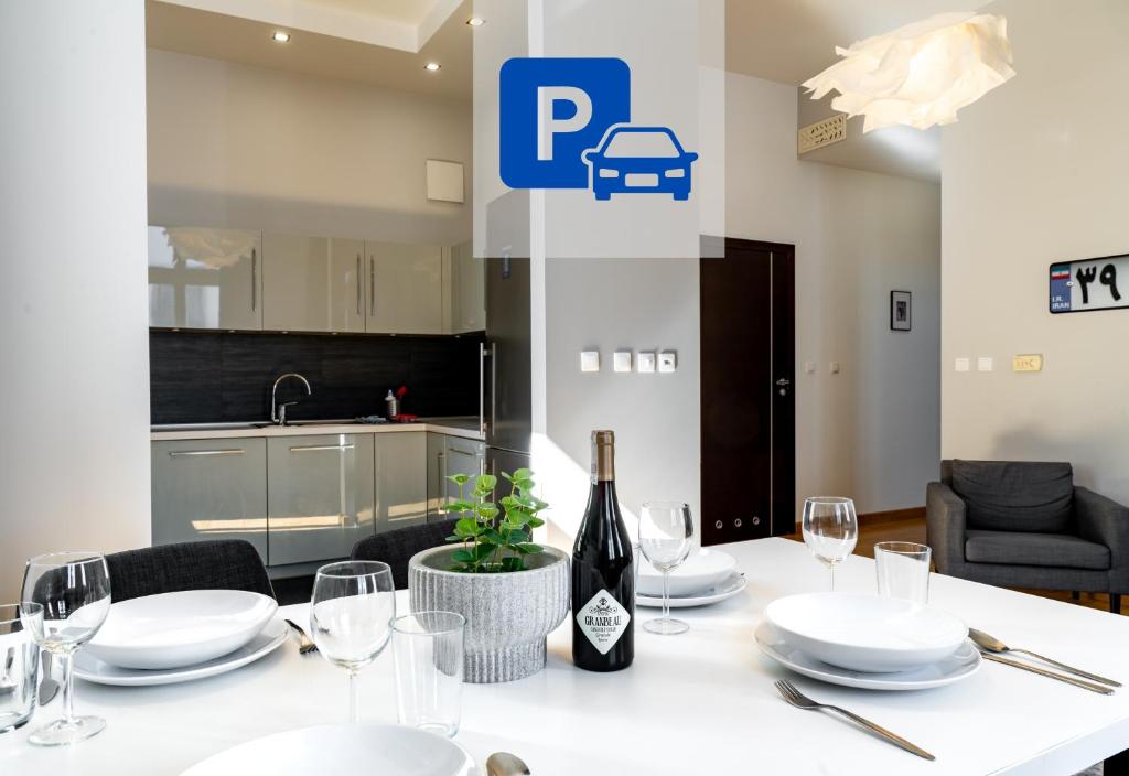 een tafel met glazen en een fles wijn bij Yourplace Biskupia Old Town Apartments in Krakau