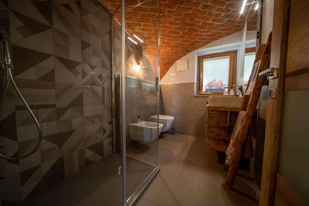 A bathroom at Maison Duc Apartments Alloggio ad uso turistico - VDA - JOVENÇAN - 0003 Alloggio ad uso turistico - VDA - JOVENÇAN - 0004