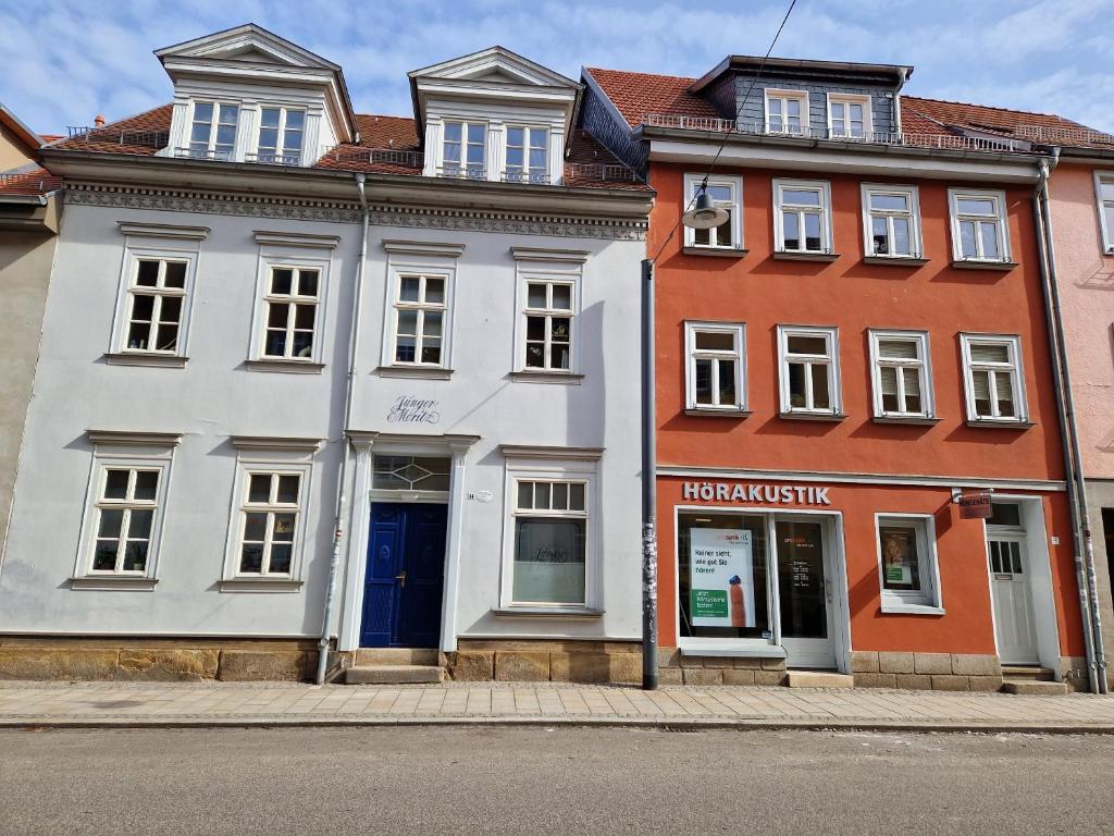 eine Gruppe von Gebäuden auf einer Straße in der Unterkunft Apartment Junger-Moritz in Erfurt