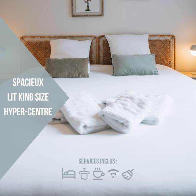 un lit blanc avec deux oreillers dessus dans l'établissement À Hauteur de Toits • Le Spacieux en Cœur de ville, à Châteauroux